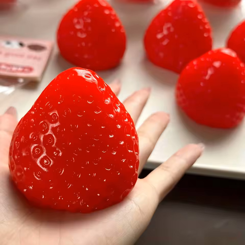 New Squishy Big Strawberry Squ - Party Games Entertainer 评论和价格